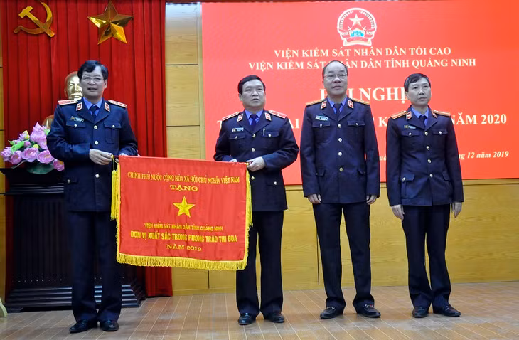 Thừa ủy quyền của Thủ tướng Chính phủ, đồng chí Trần Công Phàn, Phó Viện trưởng Viện Kiểm sát nhân dân tối cao đã trao tặng cờ thi đua của Chính phủ cho VKSND tỉnh. 