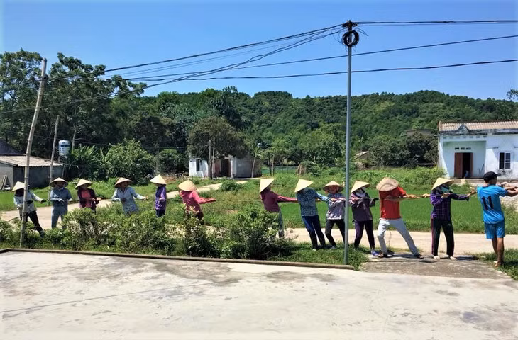 Người dân thôn Đông Hà, xã Tân Lập, huyện Đầm Hà chung tay, góp sức để kéo đường điện về với thôn. 
