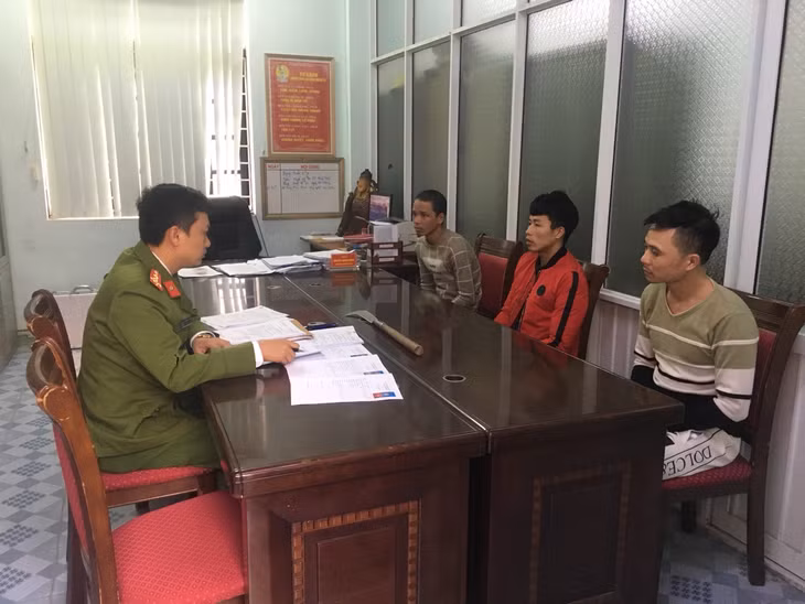 Cơ quan Cảnh sát điều tra (Công an huyện Hải Hà) lấy lời khai các đối tượng