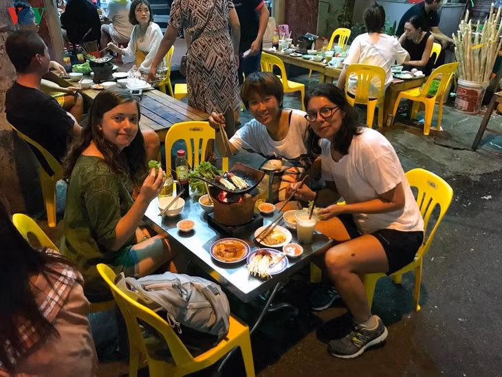 Nhiều du khách nước ngoài tới Việt Nam không những thích thú với ẩm thực mà còn muốn tìm hiểu về lịch sử, quá trình nấu nướng món ăn đó.