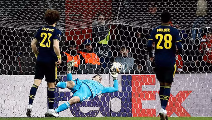 Hàng thủ Arsenal liên tục mắc sai lầm dẫn đến 2 bàn thua.