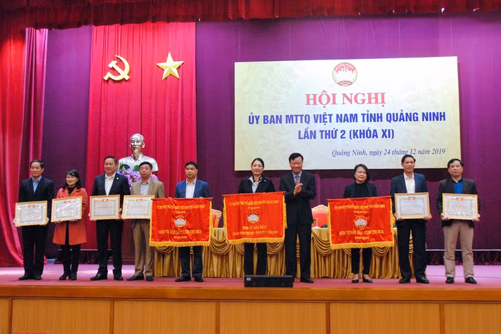 Ủy ban MTTQ tỉnh tặng thưởng cờ thi đua, bằng khen cho các tập thể, cá nhân có thành tích xuất sắc trong công năm mặt trận năm 2019.