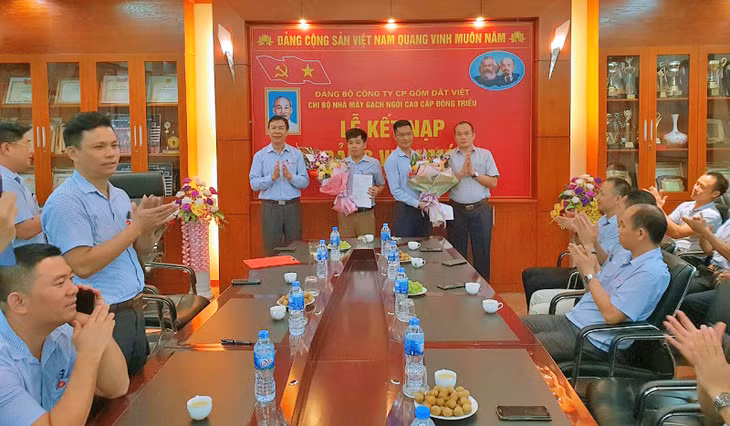 Công tác phát triển đảng viên mới được Công ty thực hiện với nhiều cách làm sáng tạo, phù hợp với đặc thù đơn vị (Ảnh chụp tháng 8/2019). 