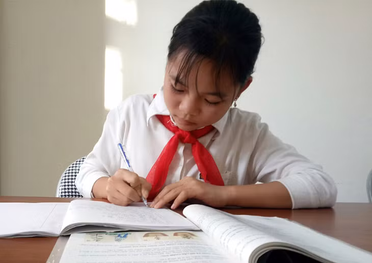 Sau giờ học, Triệu Thị Hồng thường dành thời gian ôn bài ngay trên lớp.