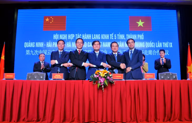 Đại diện lãnh đạo các tỉnh, thành phố ký kết và trao Biên bản Hội nghị Hợp tác hành lang lần thứ IX.
