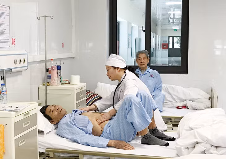 Bác sĩ Nguyễn Thị Thoa đang khám cho người bệnh. Bác sĩ Nguyễn Thị Thoa đang khám cho người bệnh