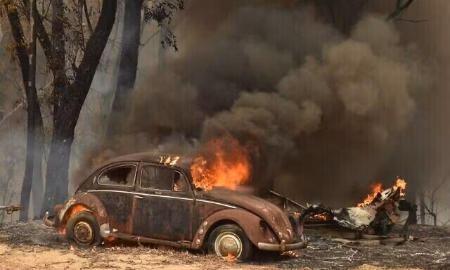 Ôtô bị cháy ở thị trấn Balmoral, bang New South Wales, Australia, hôm 19/12. Ảnh: AFP.