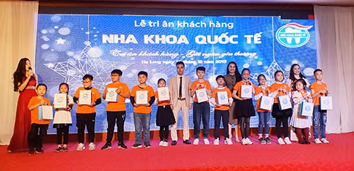 Lãnh đạo Nha khoa Quốc tế Quảng Ninh trao quà cho 13 học sinh tham gia kỳ thi Soroban Quốc tế tại Thái Lan