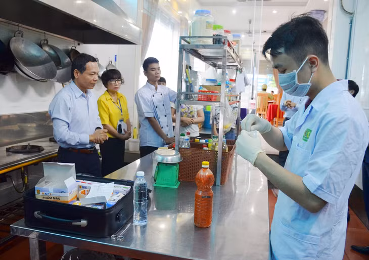 Đoàn kiểm tra liên ngành của tỉnh test nhanh mẫu tương ớt tại nhà hàng Hoa Tuyết, TP Cẩm Phả.