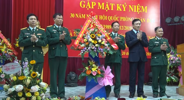 Các đại biểu tặng hoa chúc mừng buổi lễ