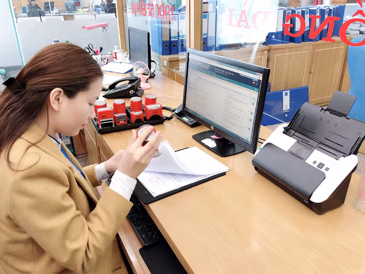 Bộ phận văn thư, Trung tâm Phục vụ Hành chính công tỉnh sử dụng con dấu thứ 2 để đóng dấu các TTHC