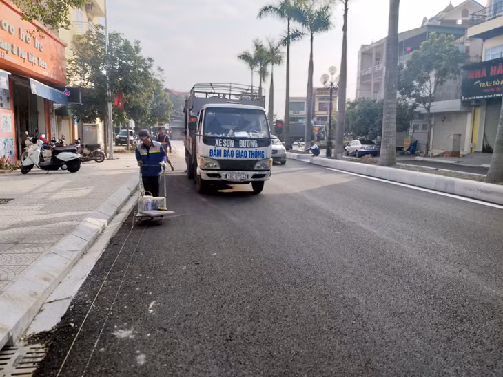 Tuyến đường Trần Hưng Đạo, phường Yên Thanh kéo dài đấu nối với đường tránh phía Nam TP Uông Bí đang được hoàn thiện. Ảnh: Quang Minh chụp ngày 23/12/2019