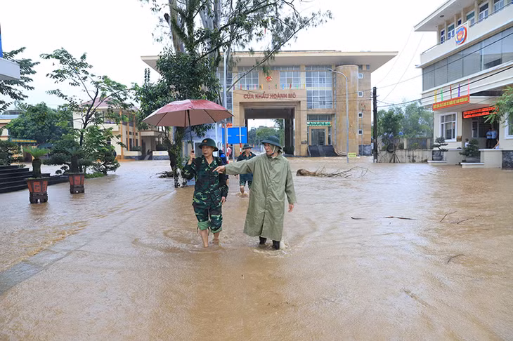 Nước lũ dâng cao ngập bến bãi khu vực Cửa khẩu Hoành Mô.