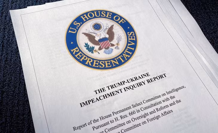 Báo cáo điều tra luận tội của Hạ viện về cuộc điện đàm giữa Tổng thống Trump với phía Ukraine. Ảnh: Reuters