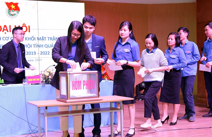 Đại biểu bỏ phiếu bầu tại đại hội