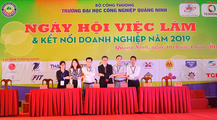 Trường Đại học Công nghiệp Quảng Ninh tổ chức ngày hội việc làm kết nối doanh nghiệp năm 2019.