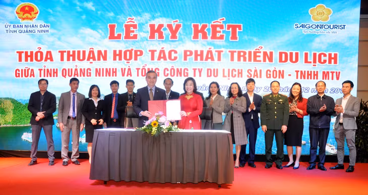 Đồng chí Vũ Thị Thu Thuỷ, Phó Chủ tịch UBND tỉnh và lãnh đạo Saigontourist ký kết bản Thảo thuận hợp tác phát triển du lịch giai đoạn 2020-2021