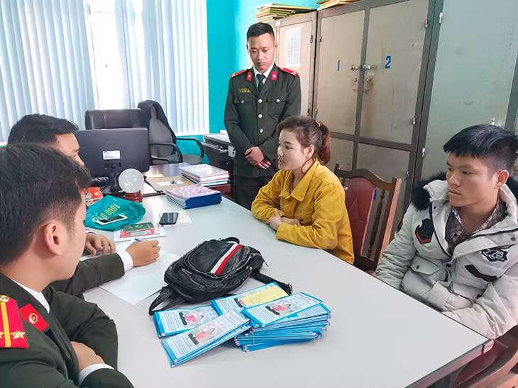 Đối tượng Đặng Thị Hậu và tài liệu bị thu giữ tại cơ quan Công an huyện Ba Chẽ.