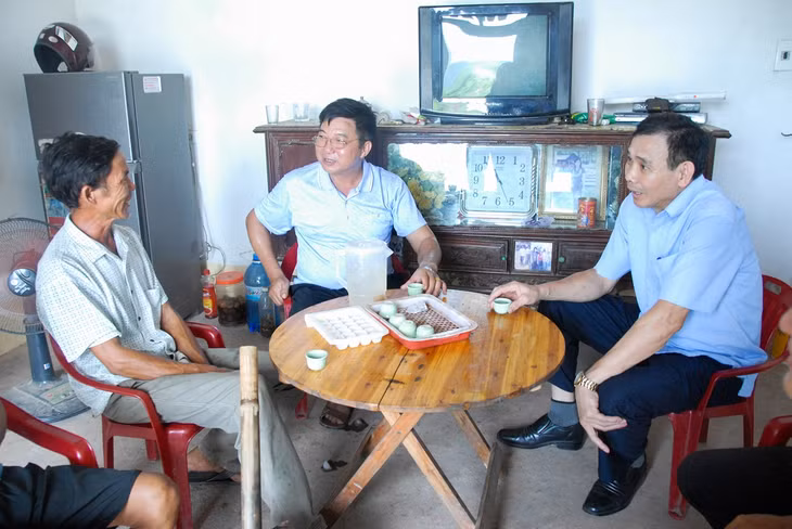 Cán bộ MTTQ huyện Tên Yên và thôn Cống To (xã Tiên Lãng) nắm tình hình hộ dân trên địa bàn thôn.