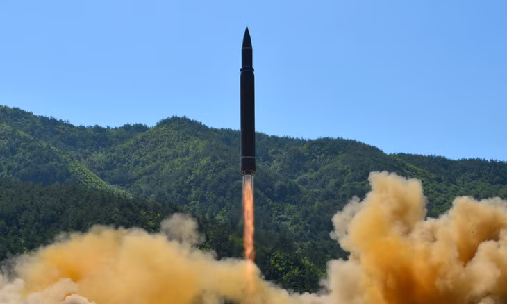 Tên lửa đạn đạo xuyên lục địa Triều Tiên phóng thử hôm 4/7/2017. Ảnh: KCNA.
