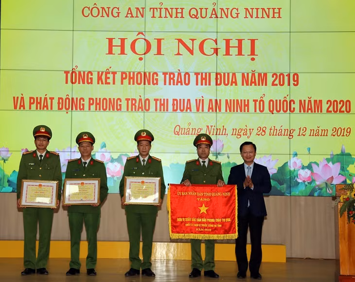 Đồng chí Cao Tường Huy, Phó Chủ tịch UBND tỉnh trao cờ, bằng khen cho 3 đơn vị trong phong trào thi đua 