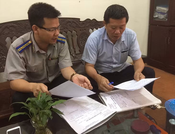 Lãnh đạo Chi cục Thi hành án dân sự TX Đông Triều trao đổi với trưởng khu phố Vĩnh Xuân, phường Mạo Khê, để nắm bắt tâm tư của người phải thi hành án.