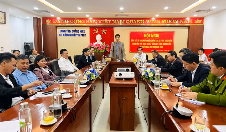 Đồng chí Nguyễn Văn Công, Phó Giám đốc Sở NN&PTNT phát biểu tại hội nghị.