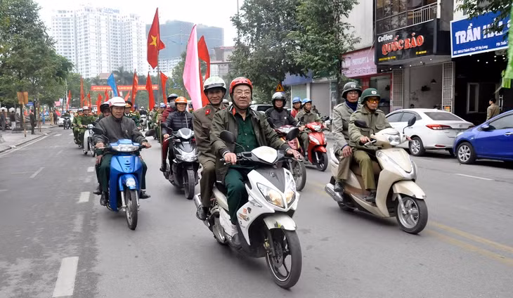 Ngay sau buổi lễ, các lực lượng trên địa bàn đã xuống đường diễu hành và tuyên truyền đợt cao điểm tấn công, trấn áp tội phạm 