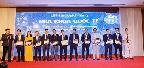 Lãnh đạo Nha khoa Quốc tế Quảng Ninh trao giải Triển vọng cho những bác sĩ tiêu biểu
