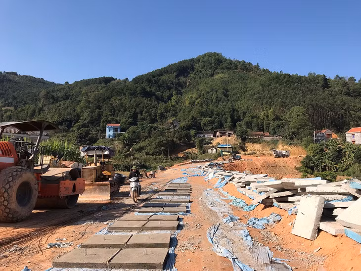 Những con đường NTM dẫn từ thị trấn Bình Liêu đến xã Lục Hồn đang được người dân đồng lòng sửa sang, xây mới. 