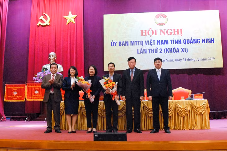 Lãnh đạo Ủy ban MTTQ tỉnh tặng hoa chúc mừng 2 đồng chí Ủy viên Ủy ban MTTQ tỉnh được hiệp thương cử bổ sung tại hội nghị.