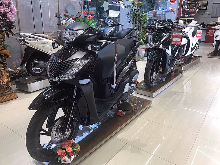 SH 2019 (thứ hai từ trái sang) tại một Head ở Hà Nội. Ảnh: Thanh Tùng