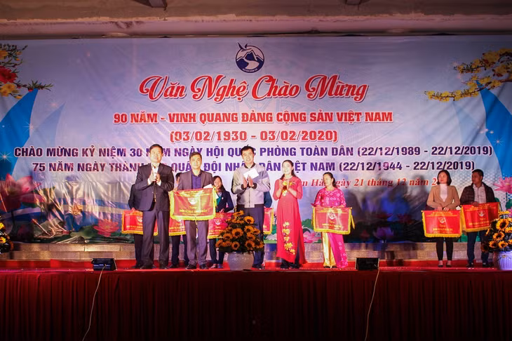 Ban tổ chức trao giải thưởng chung cuộc cho các đội thi.