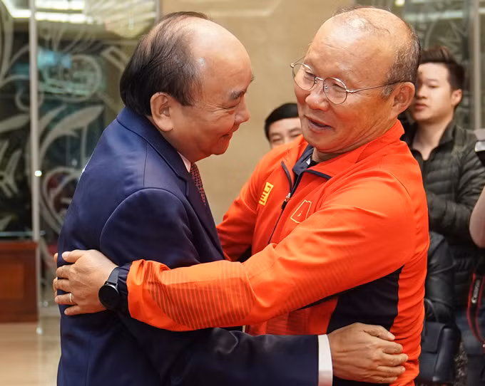 Tối 11/12, Thủ tướng Nguyễn Xuân Phúc đã gặp mặt thân mật hai đội tuyển bóng đá Việt Nam vừa giành huy chương vàng ở SEA games 30. Đón ban huấn luyện và các tuyển thủ tại sảnh trụ sở Chính phủ, Thủ tướng Nguyễn Xuân Phúc lần lượt ôm chặt HLV Mai Đức Chung và Park Hang-seo, bắt tay từng tuyển thủ. Ông hỏi thăm về chấn thương ngay khi gặp cầu thủ Quang Hải.