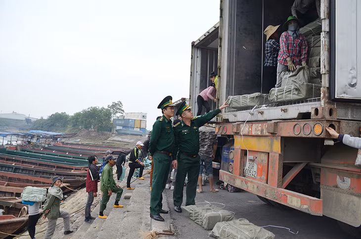 CB,CS Đồn BP Hải Hòa kiểm soát người và phương tiện tại Trạm kiểm soát BP Lục Lầm.