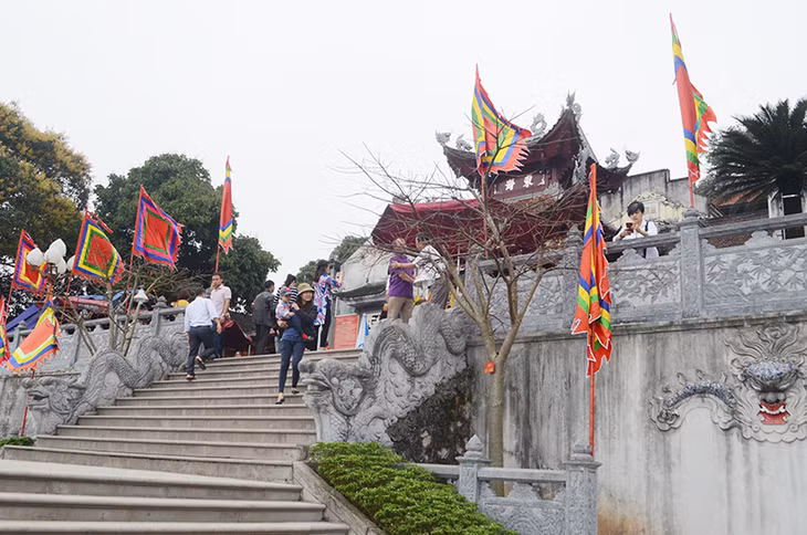 Đền Cửa Ông là một điểm đến thu hút đông đảo người dân, du khách bốn phương hằng năm.