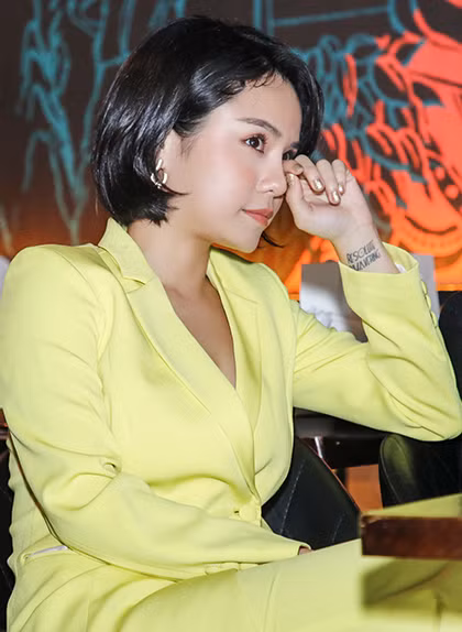 Thái Trinh khóc khi xem MV "Ai sẽ thay em yêu lại anh" trong buổi họp báo chiều 26/12 tại TP HCM. Ảnh: Thành Luân.