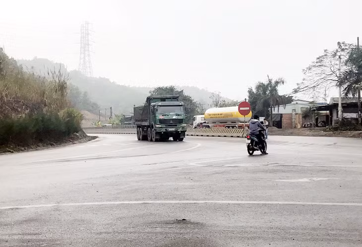 Nút giao ngã ba Cầu Đen, phường Mông Dương, vừa hẹp, vừa bị che khuất tầm nhìn, nên tiềm ẩn nhiều nguy cơ mất ATGT.