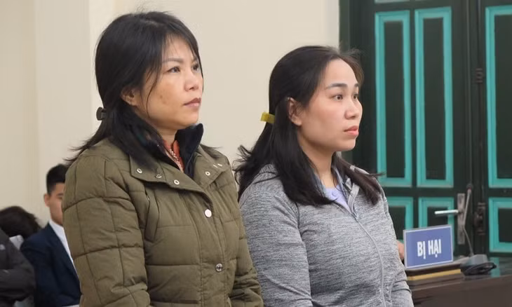 Nguyễn Thị Vững (áo khoác sẫm mầu) và Nguyễn Thị Vân tại toà sáng 27/12. Ảnh: H.N.