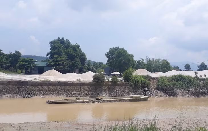 Một bãi tập kết cát tại tổ 6, khu 11, phường Việt Hưng, TP Hạ Long đang gặp khó khăn trong công tác di dời