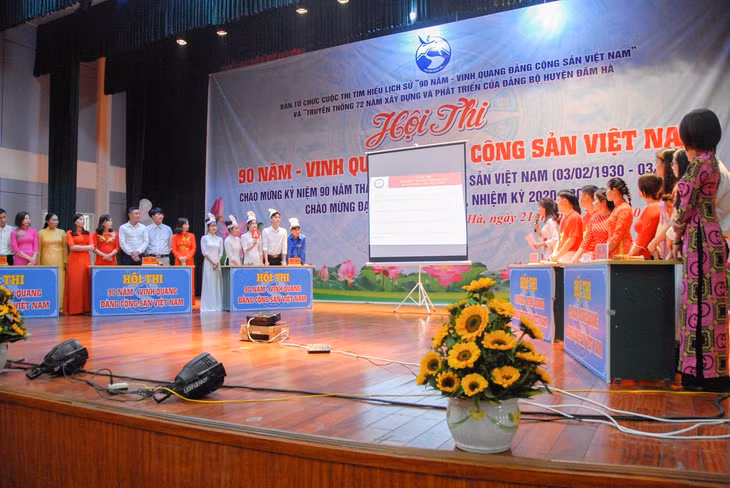 Đại diện các đội thi tham gia trả lời câu hỏi trắc nghiệm, kiểm tra kiến thức lịch sử 90 năm của Đảng.