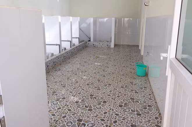 Khu vực nhà vệ sinh, nơi xảy ra sự việc. Ảnh: T. N.