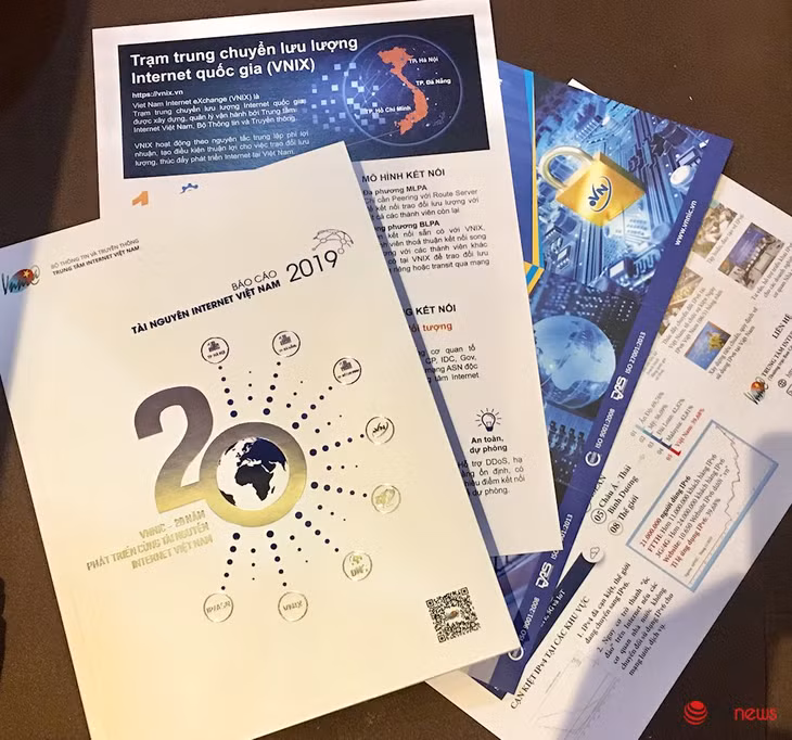 Báo cáo tài nguyên Internet Việt Nam 2019 là ấn phẩm đặc biệt tái hiện bức tranh toàn cảnh về sự phát triển tài nguyên Internet tại Việt Nam trong 20 năm qua và cũng là chặng đường VNNIC đã đồng hành cùng sự phát triển Internet Việt Nam (Ảnh: Khánh Huyền)