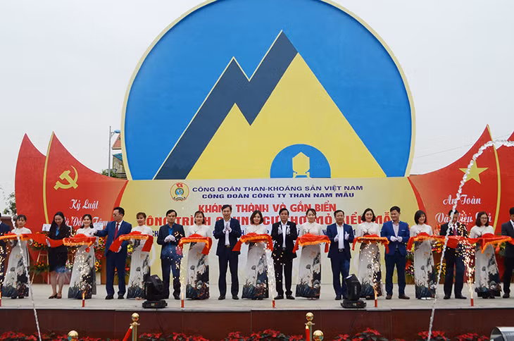 Các đại biểu cắt băng khánh thành khu chung cư kiểu mẫu Công ty Than Nam Mẫu.