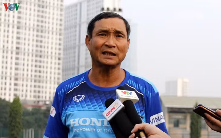 HLV Mai Đức Chung yêu cầu các học trò trở lại mặt đất sau tấm HCV SEA Games 30.