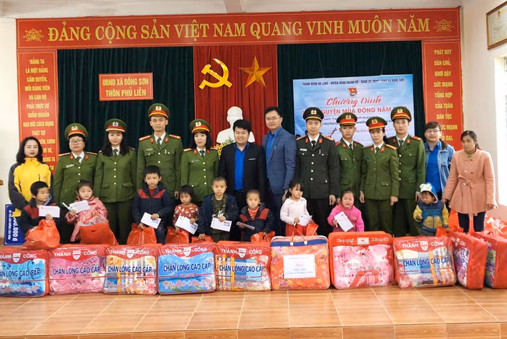 Các đơn vị Đoàn trao tặng quà cho học sinh có hoàn cảnh khó khăn tại xã Đồng Sơn.