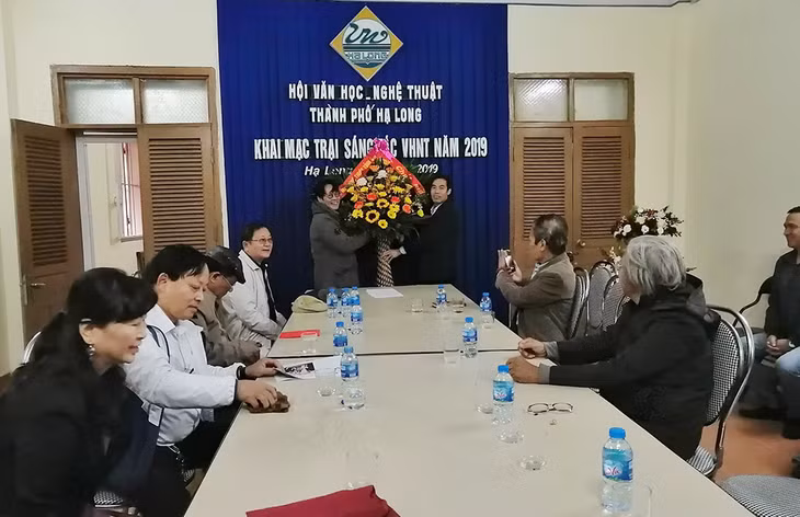 Lãnh đạo Hội VHNT Quảng Ninh tặng hoa chúc mừng Trại sáng tác.