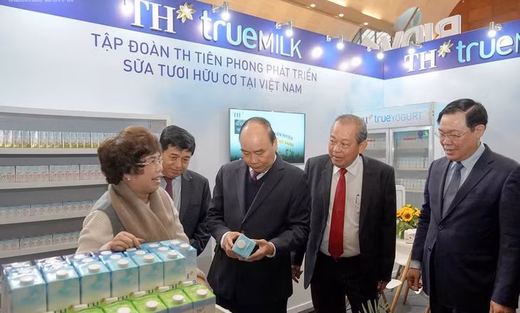 Thủ tướng tham quan các gian hàng bên lề Hội nghị.