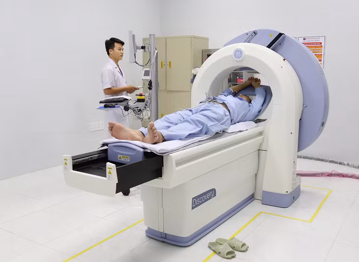 Kỹ thuật viên Bệnh viện Đa khoa tỉnh Quảng Ninh thực hiện chụp xạ hình SPECT tưới máu cơ tim cho bệnh nhân