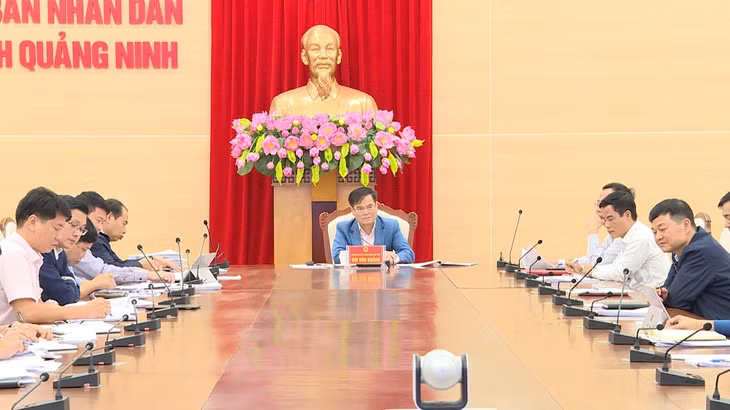 Đồng chí Bùi Văn Khắng, Phó Chủ tịch UBND tỉnh kết luận cuộc họp